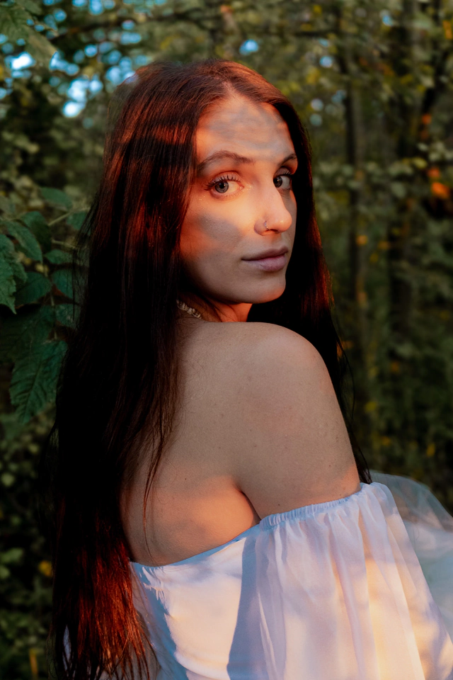 Kolorowy portret panny młodej w ciepłym świetle